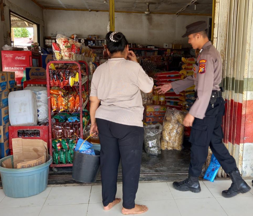 Antisipasi Kelangkaan dan Kenaikan Harga Sembako Jelang Lebaran, Personel Polsubsektor Pelalawan Lakukan Monitoring Harga Kepada Pedagang